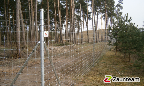Knotengitter Tornado mit Rohrpfosten verzinkt einbetoniert wurde in Dörverden von Zaunteam Weser-Wümme, Oyten im Jahr 2021 erstellt.
