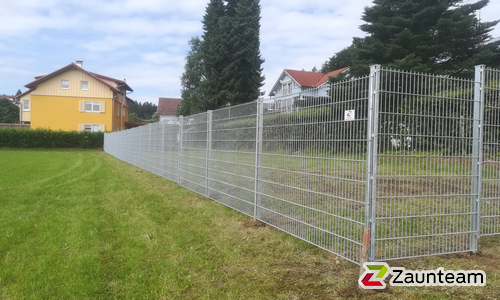 Doppelstabmatten schwer verzinkt mit Pfosten 40x60 verzinkt mit Abdeckleisten einbetoniert wurde in Lindenberg von Zaunteam Allgäu, Bad Hindelang - Unterjoch im Jahr 2021 erstellt.