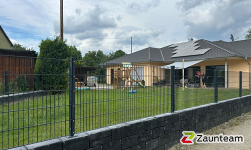 Doppelstabmatten schwer vorverzinkt und anthrazit beschichtet mit Pfosten 40x60 mit Abdeckleisten mit Fussplatte wurde in Dürmentingen von Zaunteam Oberschwaben, Obermarchtal im Jahr 2026 erstellt.