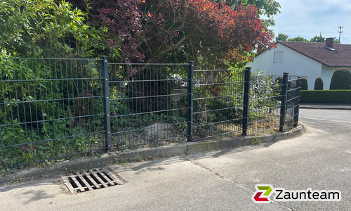 Doppelstabmatten schwer vorverzinkt und anthrazit beschichtet mit Pfosten 60 x 40 mit Abdeckleisten einbetoniert wurde in Untermarchtal von Zaunteam Oberschwaben, Obermarchtal im Jahr 2025 erstellt.