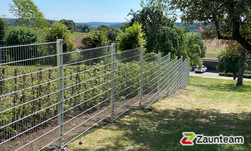 Doppelstabmatten schwer verzinkt mit Pfosten 40x60 verzinkt mit Abdeckleisten einbetoniert wurde in Hohenstadt von Zaunteam Ulm, Lonsee im Jahr 2022 erstellt.