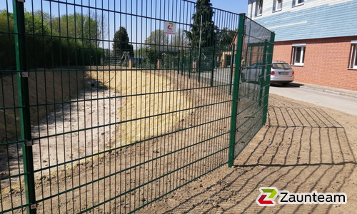 Doppelstabmatten schwer feuerverzinkt und grün beschichtet mit Pfosten Vario in Aussparung wurde in Giesen von Zaunteam Weser-Leine, Salzhemmendorf im Jahr 2020 erstellt.