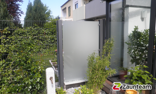 Glas Sichtschutz mit vierkant Aluminium-Klemmpfosten einbetoniert wurde in Igling von Zaunteam Ammersee, Hofstetten im Jahr 2023 erstellt.