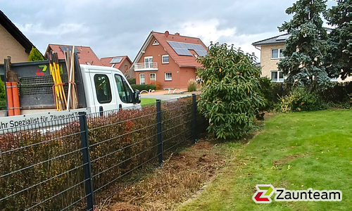 Doppelstabmatten schwer vorverzinkt und anthrazit beschichtet mit Pfosten 60 x 40 mit Abdeckleisten einbetoniert wurde in Lübbecke von Zaunteam Kischkel, Lübbecke im Jahr 2023 erstellt.
