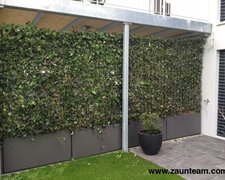 Hecke am laufenden Meter / Holzpfosten vierkant grün mit H-Anker einbetoniert wurde in Uster von Zaunteam Zürich Oberland GmbH, Gutenswil erstellt.