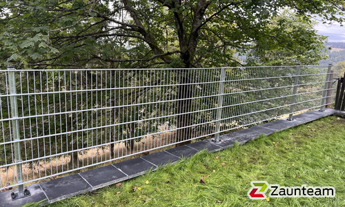 Doppelstabmatten schwer verzinkt mit Pfosten 40x60 verzinkt mit Bügel mit Fussplatte wurde in Neuhaus von Zaunteam Thüringer Wald, Katzhütte im Jahr 2024 erstellt.