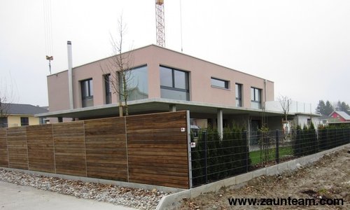 Holz Sichtschutz wurde in Weinfelden von Zaunteam Thurgau AG, Felben erstellt.