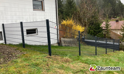 Doppelstabmatten schwer feuerverzinkt und anthrazit beschichtet mit Pfosten 60 x 40 mit Abdeckleisten einbetoniert wurde in Waltenhofen von Zaunteam Allgäu, Bad Hindelang - Unterjoch im Jahr 2023 erstellt.