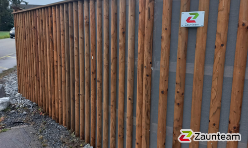 Schallschutzzaun Holz wurde in Brunegg von Zaunteam Aargau, Egliswil im Jahr 2025 erstellt.