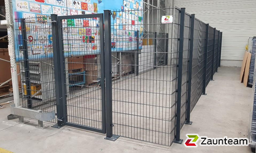 Doppelstabmatten schwer feuerverzinkt und anthrazit beschichtet mit Pfosten 60 x 40 mit Abdeckleistenmit Fussplatte wurde in Leipzig von Zaunteam Leipzig, Leipzig im Jahr 2024 erstellt.