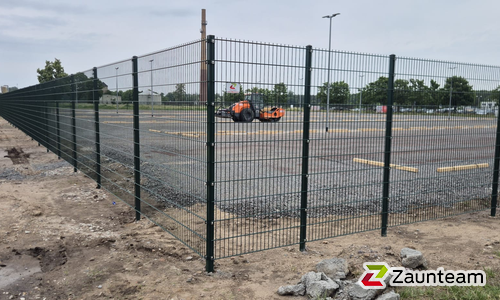 Doppelstabmatten leicht vorverzinkt und grün beschichtet mit Pfosten Vario einbetoniert wurde in Dessau-Rosslau von Zaunteam Fläming, Coswig im Jahr 2025 erstellt.