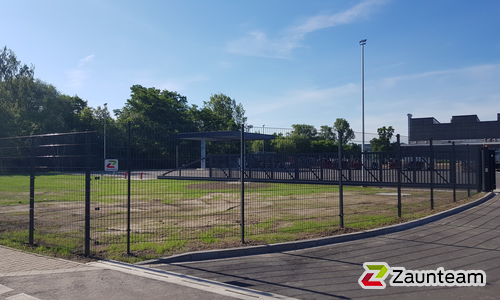 Doppelstabmatten leicht feuerverzinkt und anthrazit beschichtet mit Pfosten 60 x 40 mit Bügel einbetoniert wurde in Leipzig von Zaunteam Leipzig, Leipzig im Jahr 2024 erstellt.