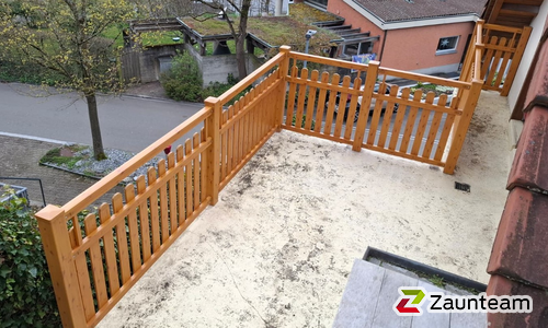 Aluminium Geländer Classic mit Aluminiumpfosten vierkant RAL Standardfarbe Aufsatzmontage wurde in Wettingen von Zaunteam Aargau, Egliswil im Jahr 2026 erstellt.