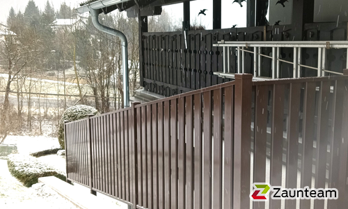 Aluminium Geländer Classic mit Aluminiumpfosten vierkant RAL Standardfarbe Aufsatzmontage wurde in Steinhaus am Semmering von Zaunteam Schneebergland, Gloggnitz im Jahr 2024 erstellt.