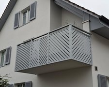 Aluminium Geländer Classic mit integriertem Handlauf und Aufsatzmontage wurde in Hendschiken von Zaunteam Aargau, Egliswil im Jahr 2024 erstellt.