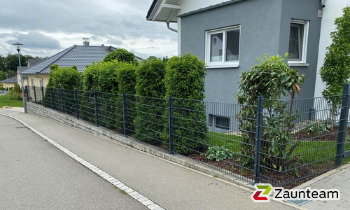 Doppelstabmatten schwer feuerverzinkt und anthrazit beschichtet mit Pfosten 60 x 40 mit Abdeckleistenmit Fussplatte wurde in Untermarchtal von Zaunteam Oberschwaben, Obermarchtal im Jahr 2021 erstellt.