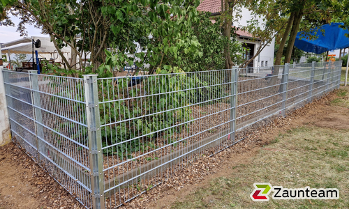 Doppelstabmatten schwer verzinkt mit Pfosten 40x60 verzinkt mit Abdeckleisten einbetoniert wurde in Darmstadt von Zaunteam Bergstraße-Ried, Lorsch im Jahr 2025 erstellt.