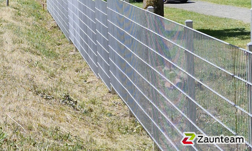 Doppelstabmatte schwer verzinkt mit Pfosten Vario verzinkt einbetoniert wurde in Döbriach von Zaunteam Kärnten-Mitte, Arnoldstein im Jahr 2025 erstellt.