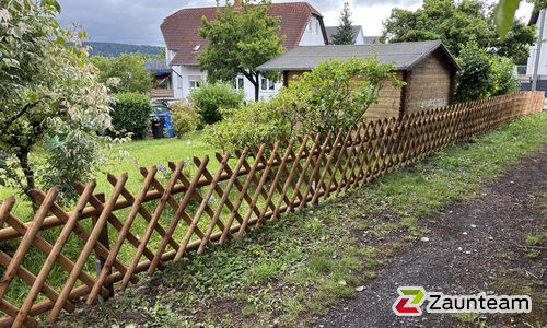 Kreuzzaun mit Lärchenkantpfosten braun wurde in Gelnhausen Hailer von Zaunteam Main-Kinzig, Langenselbold im Jahr 2025 erstellt.