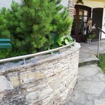 Edelstahl Handlauf horizontal mit Fussplatte wurde in Breitenfurt von Zaunteam Wienerwald, Unter-Oberndorf im Jahr 2025 erstellt.