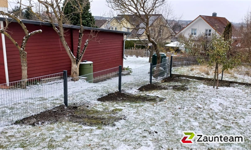 Doppelstabmatten schwer verzinkt mit Pfosten 40x60 verzinkt mit Abdeckleisten einbetoniert wurde in Stetten am kalten Markt von Zaunteam Obere Donau-Bodensee, Sauldorf-Krumbach im Jahr 2021 erstellt.