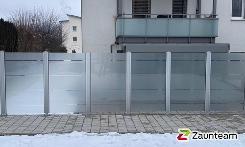 Glas Sichtschutz mit vierkant Aluminium-Nutpfosten mit Fussplatte wurde in Deggingen  von Zaunteam Ulm, Lonsee im Jahr 2026 erstellt.