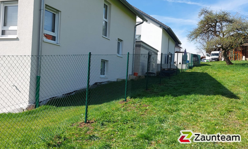 Diagonalgeflecht grün mit Rohrpfosten stabil grün einbetoniert wurde in Göppingen von Zaunteam Fenzhöfe Oberwälden, Oberwälden im Jahr 2024 erstellt.