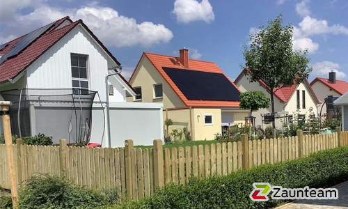 Oxford gerade zwischen die Pfosten / Holzpfosten vierkant grün, H-Anker einbetoniert (DE) wurde in Leipzig von Zaunteam Leipzig, Leipzig im Jahr 2024 erstellt.