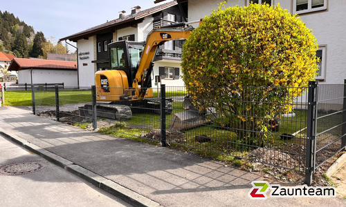 Doppelstabmatten schwer feuerverzinkt und anthrazit beschichtet mit Pfosten 60 x 40 mit Abdeckleisten einbetoniert wurde in Burgberg von Zaunteam Allgäu, Bad Hindelang - Unterjoch im Jahr 2024 erstellt.