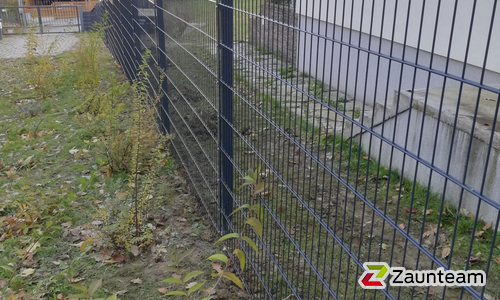 Doppelstabmatten leicht vorverzinkt und anthrazit beschichtet mit Pfosten 60 x 40 mit Abdeckleisten einbetoniert wurde in Wien von Zaunteam Wienerwald, Unter-Oberndorf im Jahr 2023 erstellt.