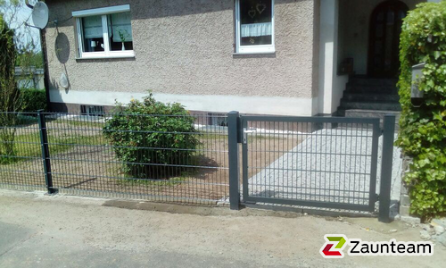 Doppelstabmatten schwer feuerverzinkt und anthrazit beschichtet mit Pfosten 60 x 40 mit Abdeckleisten einbetoniert wurde in Sonneberg von Zaunteam Thüringer Wald, Katzhütte im Jahr 2017 erstellt.