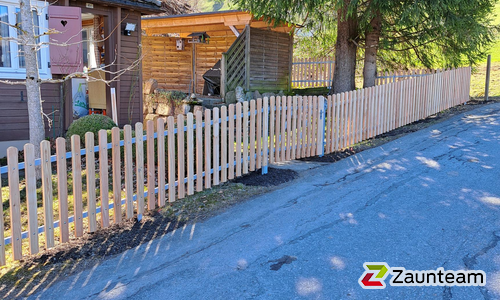 Lärchenzaun Holz vor die Pfosten mit T-Stahlpfosten verzinkt einbetoniert wurde in Sevelen von Zaunteam Werdenberg, Werdenberg im Jahr 2025 erstellt.