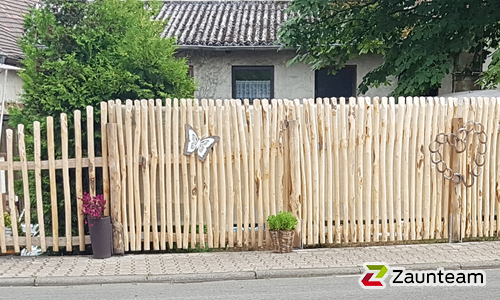 Natur-Staketenzaun aus Kastanie wurde in Rosenkopf von Zaunteam Kaiserslautern, Kaiserslautern im Jahr 2020 erstellt.