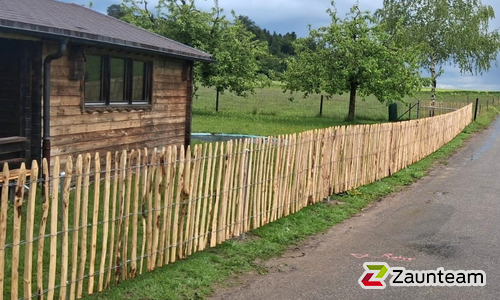 Natur-Staketenzaun aus Kastanie wurde in Thunstetten von Zaunteam Mittelland, Bützberg im Jahr 2026 erstellt.
