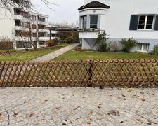 Kreuzzaun mit Lärchenkantpfosten braun wurde in Zollikerberg von Zaunteam Zürich Oberland, Gutenswil im Jahr 2023 erstellt.