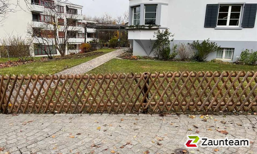 Kreuzzaun mit Lärchenkantpfosten braun wurde in Zollikerberg von Zaunteam Zürich Oberland, Gutenswil im Jahr 2023 erstellt.