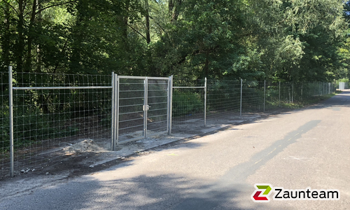 Knotengitter leicht mit Rohrpfosten verzinkt in in Aussparung wurde in Zühlsdorf von Zaunteam Pasewalk, Pasewalk im Jahr 2024 erstellt.