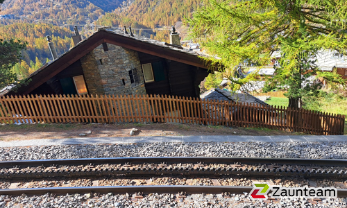 Palisaden mit Lärchenkantpfosten braun wurde in Zermatt von Zaunteam Wallis, Niedergesteln im Jahr 2024 erstellt.