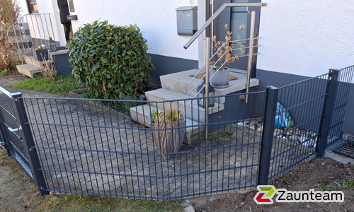 Doppelstabmatten leicht feuerverzinkt und anthrazit beschichtet mit Pfosten 60 x 40 mit Abdeckleisten einbetoniert wurde in Senden von Zaunteam Ulm, Lonsee im Jahr 2025 erstellt.