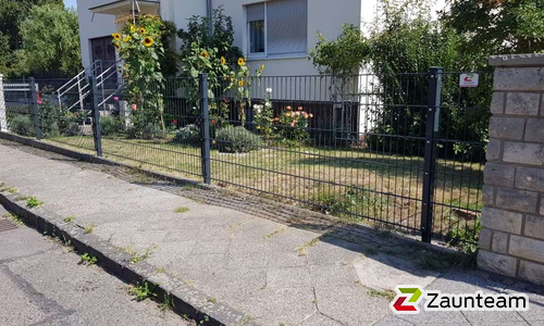 Doppelstabmatten schwer vorverzinkt und anthrazit beschichtet mit Pfosten 60 x 40 mit Abdeckleisten einbetoniert wurde in Leipzig von Zaunteam Leipzig, Leipzig im Jahr 2025 erstellt.
