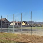 Ballfang Doppelstab mit Pfosten verzinkt und Abdeckleisten wurde in Buchs von Zaunteam Aargau, Egliswil im Jahr 2026 erstellt.