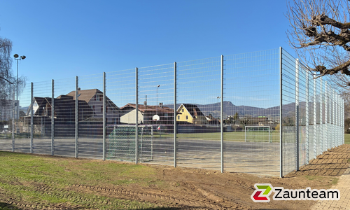 Ballfang Doppelstab mit Pfosten verzinkt und Abdeckleisten wurde in Buchs von Zaunteam Aargau, Egliswil im Jahr 2026 erstellt.