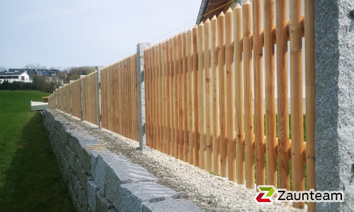 Palisadenzaun, weitere Modelle wurde in Ebersberg von Zaunteam München-Ost, Forstinning im Jahr 2025 erstellt.