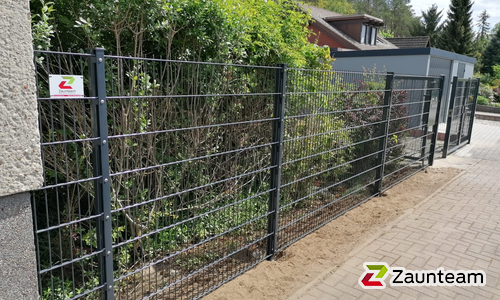 Doppelstabmatten schwer vorverzinkt und anthrazit beschichtet mit Pfosten 60 x 40 mit Abdeckleisten einbetoniert wurde in Polenzko von Zaunteam Fläming, Coswig im Jahr 2020 erstellt.