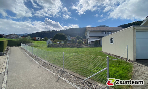 Diagonalgeflecht verzinkt mit Rohrpfosten verzinkt einbetoniert wurde in Appenzell von Zaunteam Appenzellerland, Wasserauen im Jahr 2024 erstellt.
