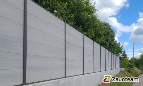 System WPC Sichtschutz, XL mit Alupfosten einbetoniert wurde in WT-Tiengen von Zaunteam Granacher, Lauchringen im Jahr 2026 erstellt.