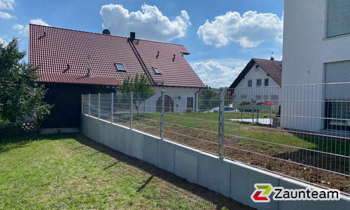 Doppelstabmatten leicht verzinkt mit Pfosten 40x60 verzinkt mit Abdeckleisten mit Fussplatte wurde in Heidenheim  von Zaunteam Ulm, Lonsee im Jahr 2022 erstellt.