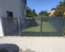 Aluminium Tor 2-flüglig wurde in Stäfa von Zaunteam Zürich Oberland, Gutenswil im Jahr 2025 erstellt.