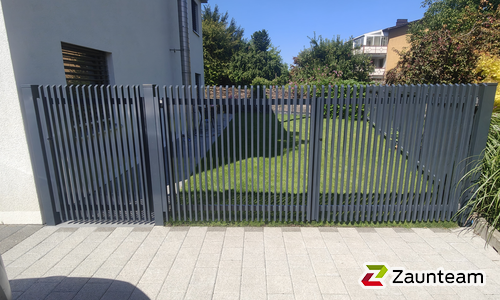 Aluminium Tor 2-flüglig wurde in Stäfa von Zaunteam Zürich Oberland, Gutenswil im Jahr 2025 erstellt.