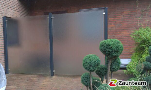 Glas Sichtschutz mit vierkant Edelstahlpfosten einbetoniert (CH) wurde in Wesel von Zaunteam Hohe Mark, Hamminkeln im Jahr 2014 erstellt.